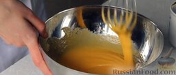 Ромовая баба с вишнеи&#774;: Как приготовить ромовую бабу с вишней:    Смешиваем в одной миске желтки, сахар и топленое сливочное масло.