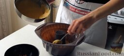 Ромовая баба с вишнеи&#774;: Форму смазываем сливочным маслом. Затем кладем в форму вишню и тесто слоями. И отправляем в духовку на 40-45 минут при температуре 200 градусов.