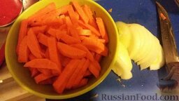 Плов из баранины: Лук нарезаем полукольцами, морковь - крупной соломкой.