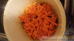 Плов из баранины: Когда лук приобретет золотистый цвет, сверху выкладываем морковь. НЕ ПЕРЕМЕШИВАЕМ. Тушим минут 5.