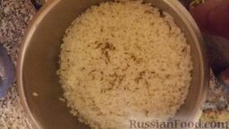 Плов из баранины: Сливаем воду с риса, в рис растираем зиру, перемешиваем.