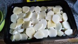 Картошка с фаршем в духовке: Закрываем фарш картошкой.