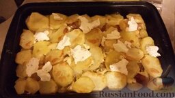 Картошка с фаршем в духовке: За минут 5 до готовности достаем противень, добавляем кусочки плавленого сыра.