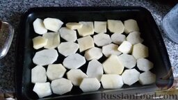 Картошка с фаршем в духовке: Раскладываем картошку, слегка подсаливаем.