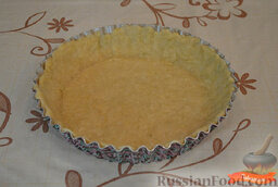 Пирог со шпинатом: Раскатать тесто в круглый тонкий пласт (форма диаметром 23 см). Выложить тесто в форму, прижимая к краям.