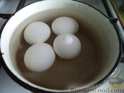 Настоящий салат из крабовых палочек: Как приготовить салат из крабовых палочек:    Яйца вымыть, выложить в кастрюлю, залить холодной водой. Поставить на огонь, довести до кипения. Варить вкрутую на среднем огне (10 минут). Воду слить. Залить холодной водой. Охладить.
