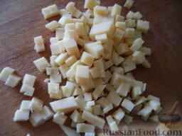 Настоящий салат из крабовых палочек: Твердый сыр нарезать кубиками или натереть на крупной терке.