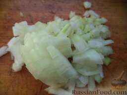 Настоящий салат из крабовых палочек: Лук очистить, вымыть, нарезать мелко.