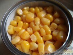 Настоящий салат из крабовых палочек: Открыть баночку консервированной кукурузы. С кукурузы слить жидкость.