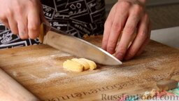Тесто для пасты (классическое): Сверните тесто для пасты в рулет, присыпая семолой, чтобы не слиплось. И нарежьте рулетики толщиной 5 миллиметров.