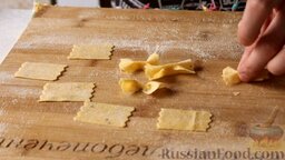 Тесто для пасты (классическое): Пальцами сжимаем каждую полосочку по центру, и получаются бантики. Фарфалле готовы. (Получится 3-4 порции.)