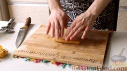 Тесто для пасты (классическое): И, наконец, ореккьете. Раскатываем тесто в небольшую колбаску.