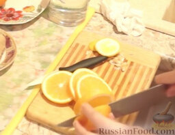 Джем из апельсинов, лимона, имбиря: Фрукты предварительно моем, разрезаем на 4 части (как на видео), удаляем косточки.