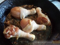 Жареные куриные ножки в соевом соусе: Разогреть сковороду, налить растительное масло. В горячее масло выложить куриные ножки. Обжарить на большом огне до золотистости, сперва с одной стороны около 2-3 минут.