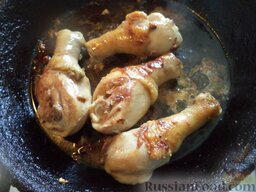 Жареные куриные ножки в соевом соусе: Затем перевернуть и так же жарить с другой стороны (2-3 минуты).