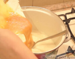 Домашний твердый сыр за 20 минут: Добавляем сливочное масло, делаем самый маленький огонь и как только масло растопится, вливаем смесь яиц с содой и солью.