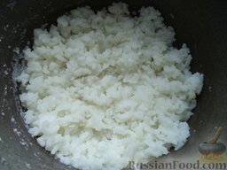 Сладкая рисовая запеканка с изюмом: Как приготовить сладкую рисовую запеканку с изюмом:    Рис тщательно промыть в холодной воде, выложить в казанок. Залить рис холодной водой (в 3 раза больше крупы). Поставить казанок на огонь, довести до кипения. Варить рис на небольшом огне 15-20 минут. Рис откинуть на дуршлаг. Охладить.