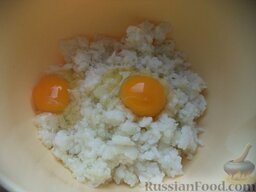 Сладкая рисовая запеканка с изюмом: Включить духовку.  Рис выложить в миску. Вбить яйца.