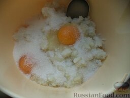 Сладкая рисовая запеканка с изюмом: Добавить сахар, ваниль.