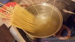 Спагетти с морепродуктами в сливочном соусе: Отвариваем спагетти, как написано на упаковке, мои варятся 6 минут.