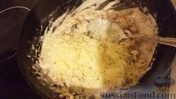 Спагетти с морепродуктами в сливочном соусе: Добавляем сыр, перемешиваем еще минуту.