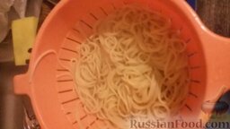 Спагетти с морепродуктами в сливочном соусе: Сливаем воду со спагетти. Я промываю макароны, потом возвращаю их обратно в кастрюлю, в которой лежит кусочек сливочного масла - масло растопится, спагетти подогреются.