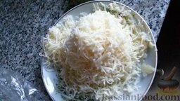 Спагетти с морепродуктами в сливочном соусе: Натираем сыр.