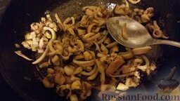 Спагетти с морепродуктами в сливочном соусе: Выкладываем морепродукты в сковороду, обжариваем 1-2 минуты.
