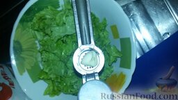 Летний салат (листья салата с помидорами и чесноком): Добавляем зубчик чеснока, выдавливаем через чеснокодавку, через нее вкуснее, чем просто нарезанный.