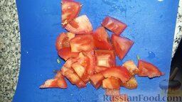 Летний салат (листья салата с помидорами и чесноком): Режем кубиками помидор.