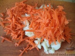 Быстрый суп с фрикадельками и пшеном: Очистить, вымыть лук и морковь. Лук мелко нарезать, морковь натереть на крупной терке.