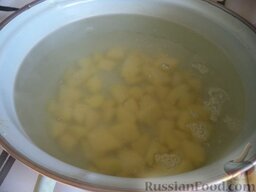 Быстрый суп с фрикадельками и пшеном: В кипящую воду выложить картофель и пшено, варить 10-15 минут на среднем огне.