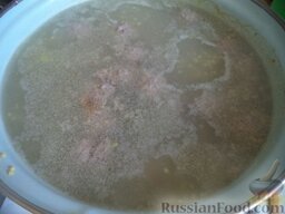 Быстрый суп с фрикадельками и пшеном: В суп выложить подготовленные фрикадельки. Довести до кипения, снять шум. Варить 20 минут на небольшом огне.