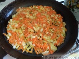 Быстрый суп с фрикадельками и пшеном: Разогреть сковороду, налить растительное масло. В горячее масло выложить лук и морковь. Тушить на среднем огне, помешивая, 2-3 минуты.