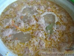 Быстрый суп с фрикадельками и пшеном: Добавить в суп зажарку. Посолить, поперчить, добавить лавровый лист.