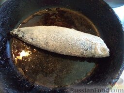 Скумбрия жареная: Разогреть сковороду, налить растительное масло. В горячее масло выложить тушку рыбы. Сначала жарить на раскаленном масле до золотистого цвета с одной стороны (около 1-2 минут).