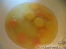 Запеканка творожно-яичная "Нежнейшая": Как приготовить творожно-яичную запеканку:    В миску всыпать сахар, ванильный сахар. Затем вбить яйца.