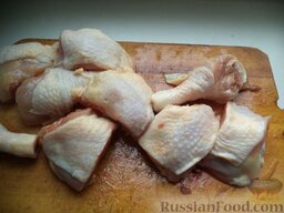Курица, тушенная в томатном соусе: Разрезать курицу на порционные кусочки.