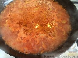 Курица, тушенная в томатном соусе: Добавить сметану, соль, перец, любимые специи. Перемешать и все залить кипятком. Соус тушить на маленьком огне 5 минут.