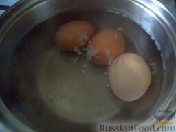Крабовый салат с ананасами: Яйца выложить в кастрюльку, залить холодной водой, поставить на огонь, довести до кипения. Варить на среднем огне 10 минут. Кипяток слить, залить яйца холодной водой. Охладить.