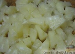 Крабовый салат с ананасами: Открыть баночку консервированных ананасов. Слить  сок. Нарезать ананасы кусочками.