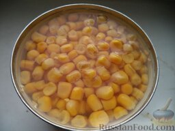 Крабовый салат с ананасами: Открыть баночку консервированной кукурузы. Слить жидкость.