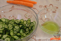 Маринованный салат: Огурцы нарезать тонкими кружочками (можно использовать специальную шинковку). Посолить, перемешать. Накрыть пищевой пленкой, дать настояться 1 час. Затем слить выделившуюся жидкость.