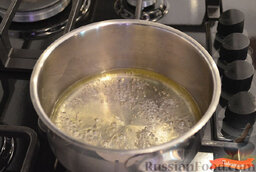 Маринованный салат: В сотейник налить воду, уксус, добавить сахар, оливковое масло. Довести до кипения.