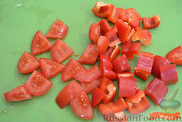Куриный шашлычок (на сковороде): Перец и помидор порезать крупным кубиком.