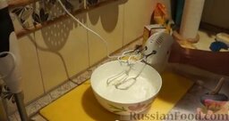 Советский пломбир - рецепт домашнего мороженого: 4. Охлажденные сливки взбиваем до крепких пиков.