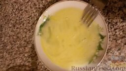 Картофляники (картофельные зразы с фаршем): Взбиваем яйцо.