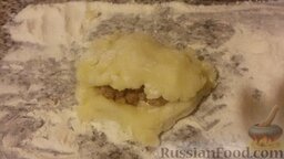 Картофляники (картофельные зразы с фаршем): Сверху кладем пюре.