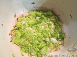 Суп со скаролой, радиккьо и белой фасолью: 1. Лук порей нарезать кольцами и обжарить на оливковом масле.