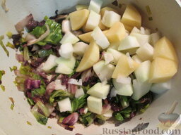 Суп со скаролой, радиккьо и белой фасолью: 4. Добавить картофель и репу, очищенные и нарезанные кубиками.